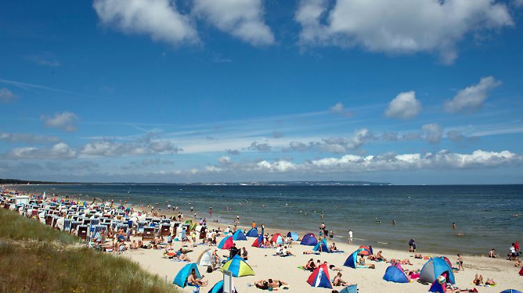 An der Ostsee lassen sich Urlauber von der Sonne verwöhnen.