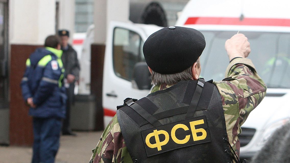 Auch russische Geheimdienstmitarbeiter des FSB sind vor Ort.