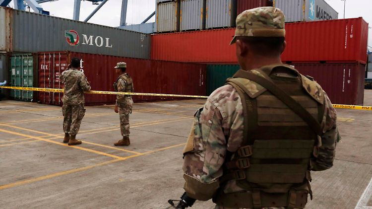 Soldaten bewachen das nordkoreanische Schiff.