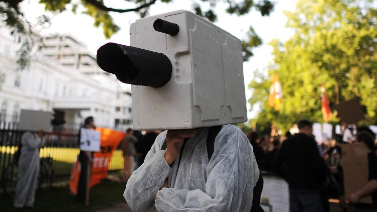 Ein Mann, verkleidet als Überwachungskamera, bei einer Demonstration vor dem US-Generalkonsulat in Hamburg.