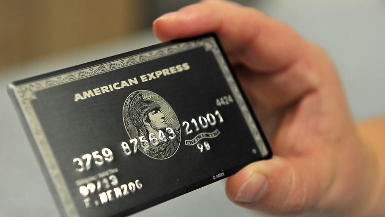 American-Express-Kunden greifen unbeirrt zum Plastikgeld.