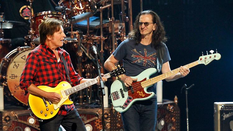 Rockt unermüdlich im Karohemd: John Fogerty bei einem Auftritt im Jahr 2013 (mit Geddy Lee, rechts).