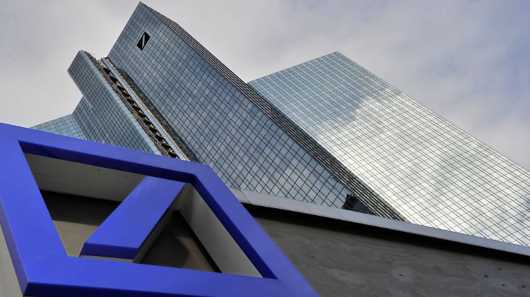 Vier im Zinsskandal gefeuerte Händler der Deutschen Bank wollen ihren Job zurück.