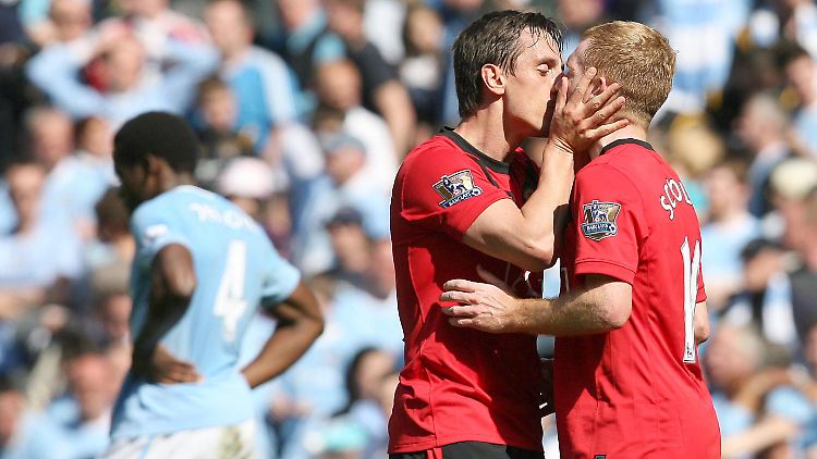 Wir wissen nicht, ob Gary Neville (links) und Paul Scholes schwul sind. Dafür, dass diese Frage völlig unerheblich wird, werben Initiativen wie "Fußball für Vielfalt".