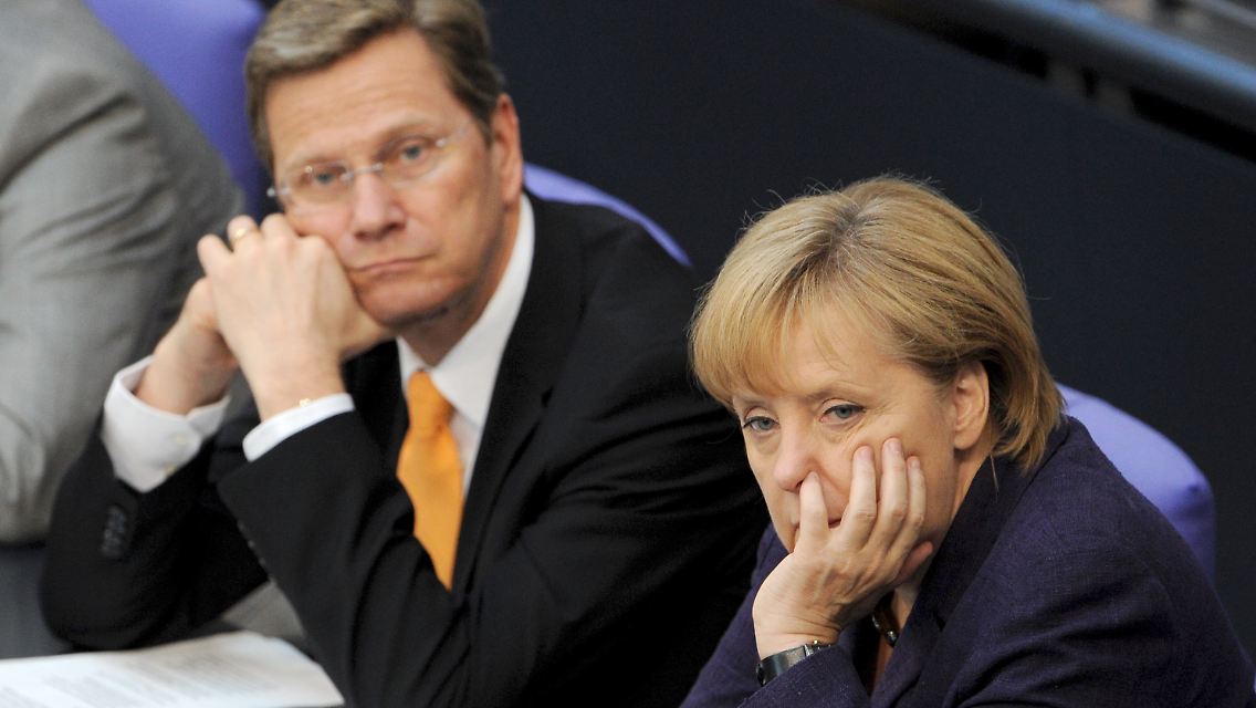 Vizekanzler und Kanzlerin: Per Talfahrt in die Sommerpause.