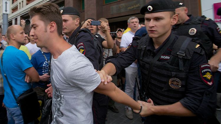 In Moskau, Kiew und anderen Orten wurden Dutzende Menschen nach Protesten gegen das Urteil festgenommen.