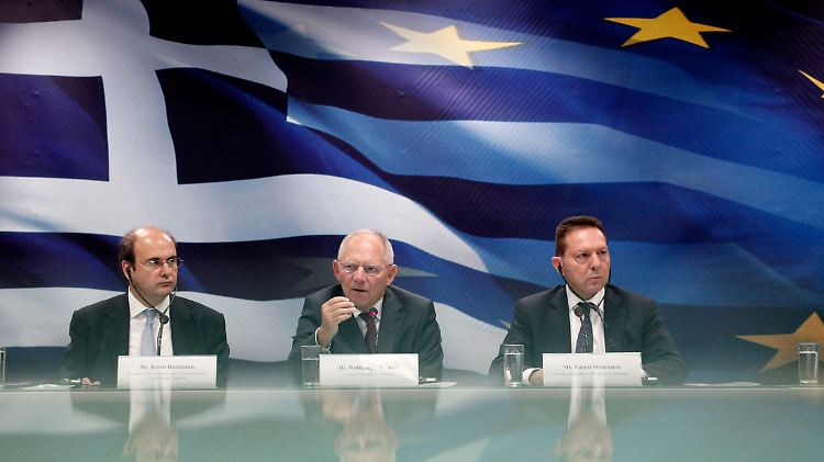 Schäuble (M.) bei der gemeinsamen Pressekonferenz mit Finanzminister Stournaras (l.) und Wirtschaftsminister Hatzidakis (r.).