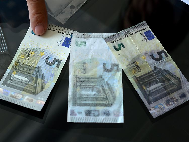 Echt und falsch im Vergleich: Links ein echter Fünf-Euro-Schein, rechts zwei gefälschte Exemplare.
