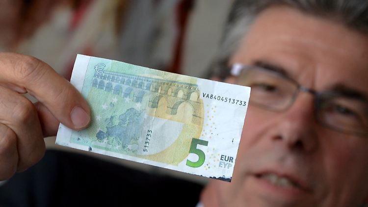 Dieser Fünfer ist nicht echt, sagt Helmut Rittgen. Bei der Bundesbank leitet er den Zentralbereich.