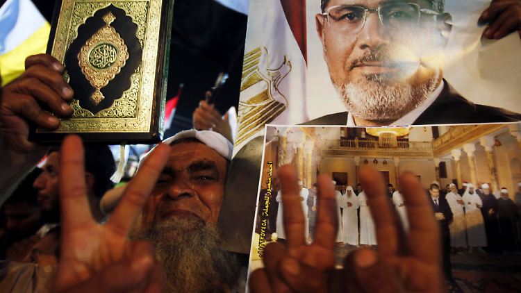 Die Muslimbrüder fordern, dass der gestürzte Präsident Mursi wieder sein Amt ausüben darf.