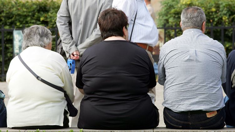 Auch Männer über 50 legen oft viele Kilos zu, der Prozess verläuft aber langsamer als bei Frauen.