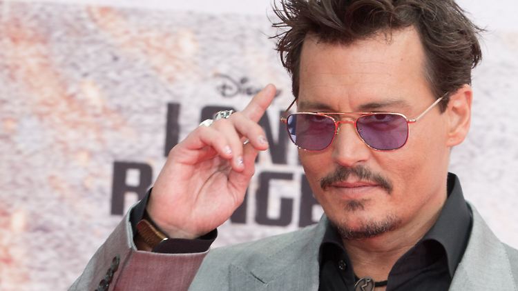 Zum Scherzen aufgelegt: Johnny Depp bei der Deutschlandpremiere von "Lone Ranger" in Berlin.