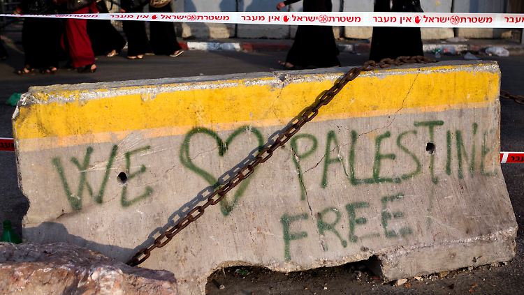 Straßenszene aus Kalandia im Westjordanland.