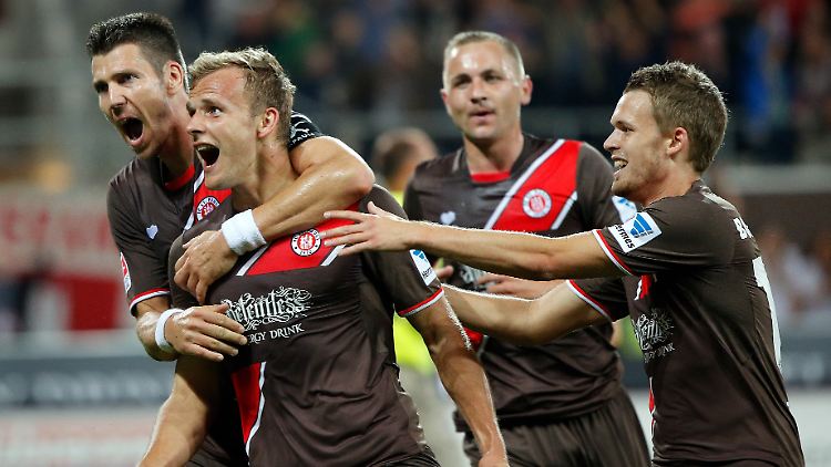 St. Paulis Fabian Boll (l-r), Lennart Thy, John Verhoek und Christopher Buchtmann feiern den Treffer zum 1:0.