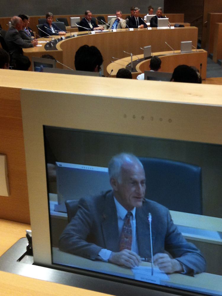 Jeff Hoffman auf einem Monitor bei seinem Vortrag in der Weltraum-Universität in Straßburg.