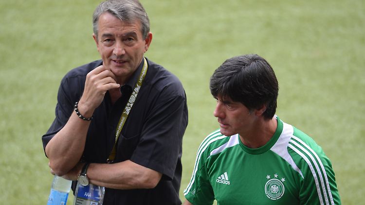 DFB-Präsident Wolfgang Niersbach ist zufrieden mit Bundestrainer Joachim Löw. Und das soll möglichst auch vertraglich fixiert werden.