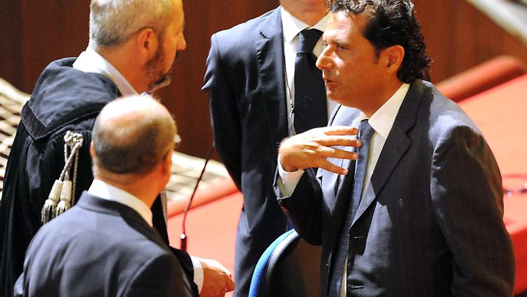 Kapitän Schettino (r.) mit seinem Anwalt (l.): Schettino hatte das havarierte Schiff verlassen, als die meisten Passagiere noch versuchten, sich in Sicherheit zu bringen. Trotz mehrfacher Aufforderung durch die Hafenbehörden war Schettino nicht an Bord zurückgekehrt.
