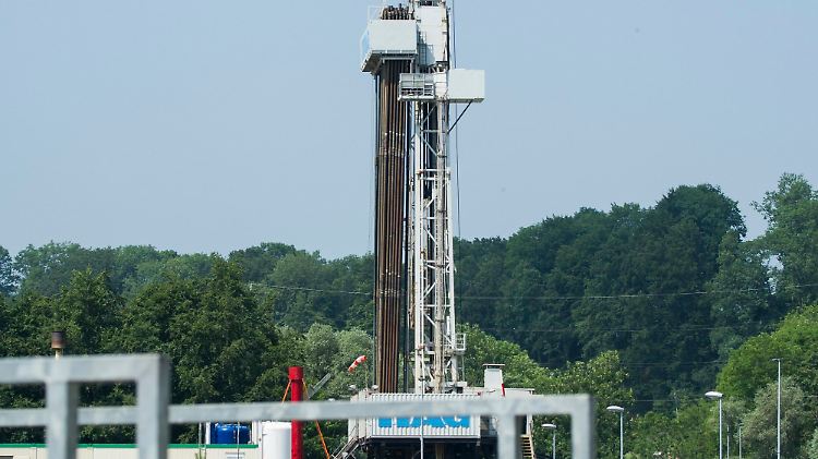 Dieser Bohrturm wird für das Geothermie-Projekt eingesetzt.