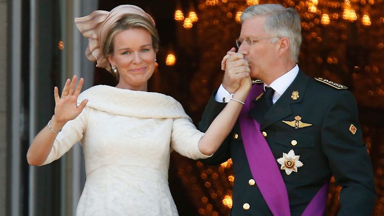 Das neue Königspaar: Philippe und Mathilde begrüßen die Menschen vor dem Königspalast.