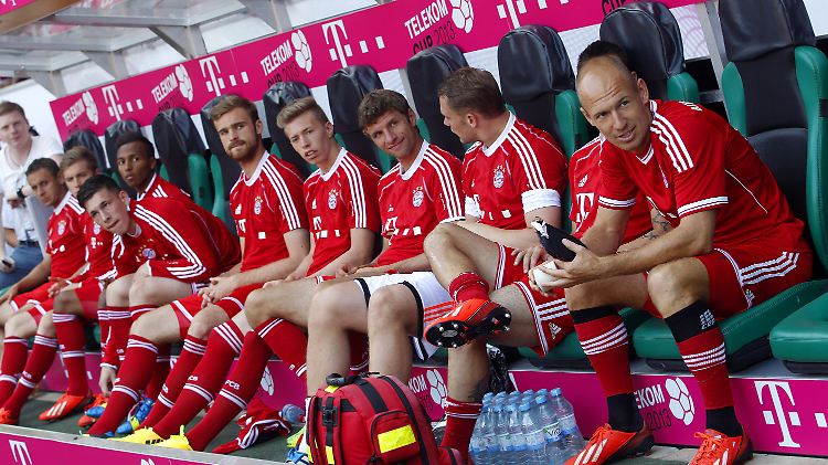 Sie sehen die Ersatzbank des FC Bayern im Testspiel gegen den Hamburger SV. Darauf zu finden: Die Nationalspieler Thomas Müller, Manuel Neuer und Arjen Robben.