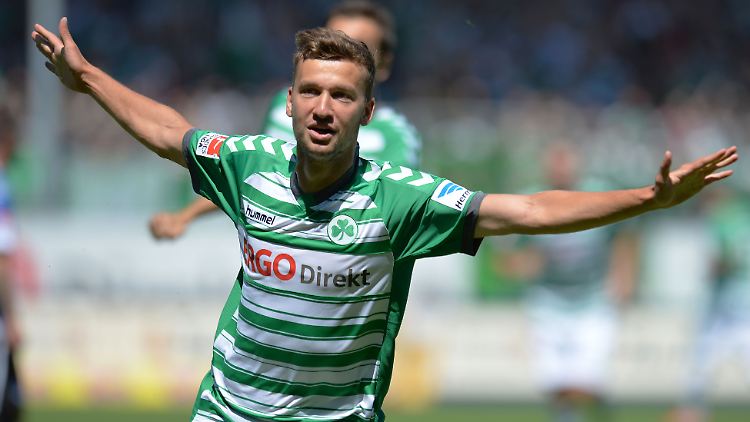 Der Fürther Tom Weilandt jubelt über sein Tor zum 1:0.