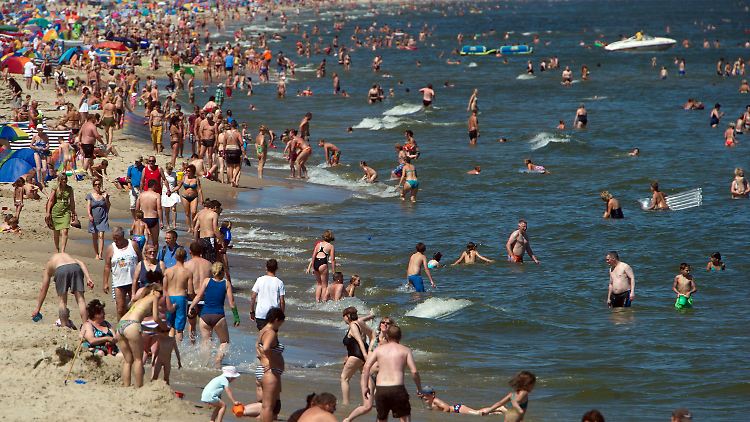 Zahlreiche Menschen zog es ans Meer, wie hier im Ostseebad Zinnowitz auf Usedom.