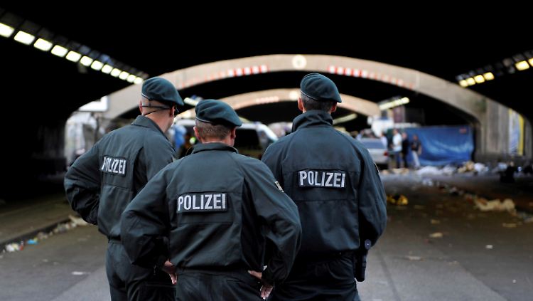 Polizisten am 24. Juli 2010 in Duisburg auf der Loveparade an dem gesperrten Tunnel, in dem es eine Massenpanik gab.