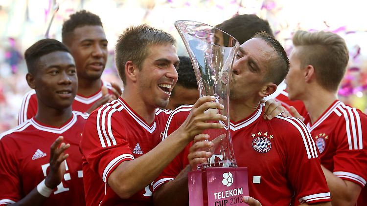 Der nächste Pokal für den FC Bayern: Franck Ribery busselt den Telekom-Cup.