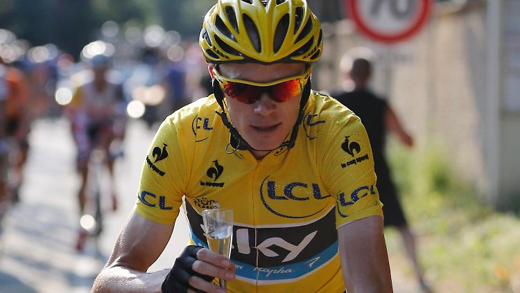 Froome konnte die letzte Etappe ganz beruhigt mit einem Gläschen bewältigen.