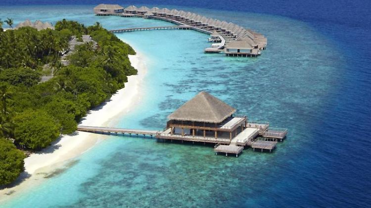 Die Malediven sind mit ihren weißen Sandstränden und dem türkisblauen Meer ein Urlaubsparadies. Das Auswärtige Amt rät aber momentan von einer Reise ab.