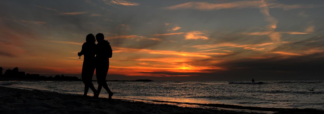 Sonnenuntergang am Ostseestrand in der Nähe von Schönberg (Kreis Plön): Durch die lange Wärmeperiode hält man es auch abends lange im Freien aus.