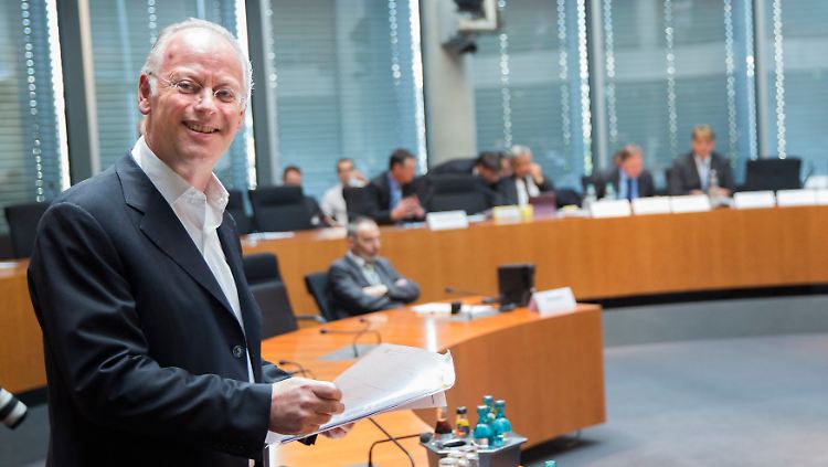 Rudolf Scharping hielt die Zulassungsprobleme mit dem Euro-Hawk immer für lösbar, sagte er vor dem Untersuchungsausschuss aus.