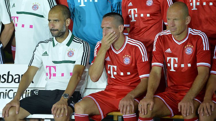 Josep Guardiola (l.) sagt, wie der FC Bayern spielt und wer. Widerspruch? Ausgeschlossen.