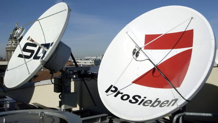 Zwei Satellitenempfangsanlagen von ProSieben und Sat.1 auf dem Dach der Fernsehproduktionsstudios in Berlin (Archiv)