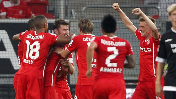 Die Düsseldorfer bejubeln ihr Tor.