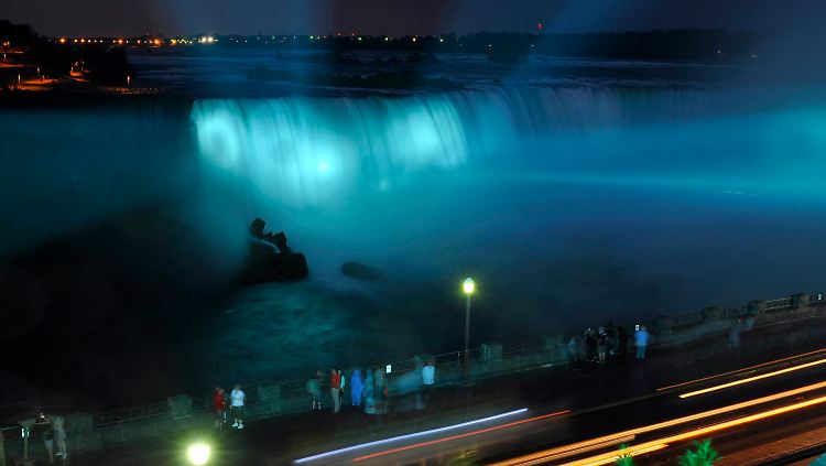 Blau Niagarafälle zu Ehren des Sohnes von William und Kate.