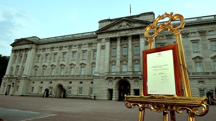 Der Buckingham Palast gehört zu den Symbolen der britischen Monarchie. Hier wurde auch ganz klassisch mitgeteilt, dass Herzogin Kate einen Sohn geboren hatte. Mittlerweile hat Elizabeth II. andere Sorgen. Im Dach der Gemäldegalerie klaffen Löcher.