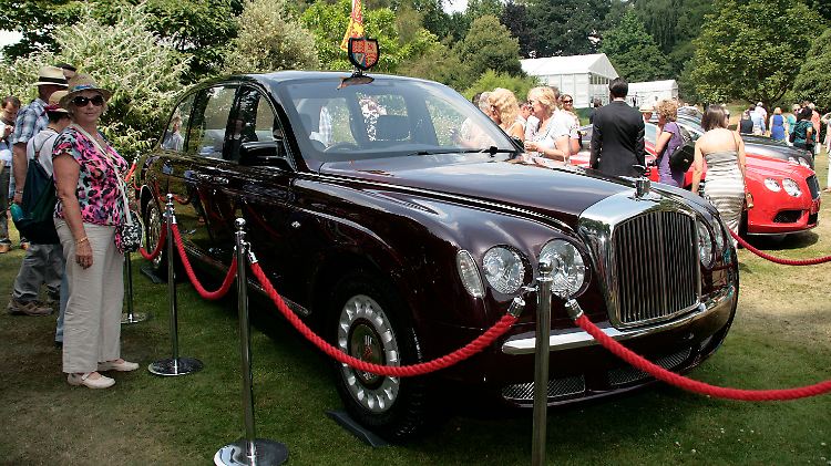 Im Park des Buckingham Palace, wird die Staatskarosse zum Magneten für die Zuschauer.