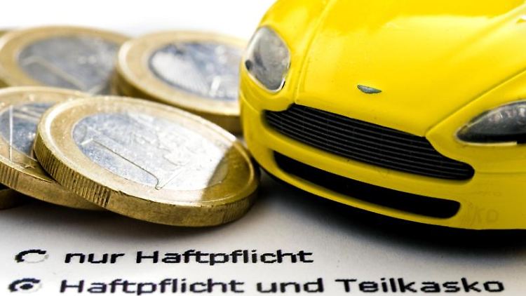 Ein Unfall. Gut wenn die Versicherung zahlt. Doch wer sich die Selbstbeteiligung von der Werkstatt spendieren lässt, begeht möglicherweise einen Betrug.