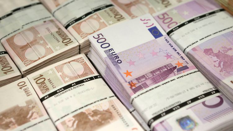 Bündelweise Bargeld in mittleren und großen Scheinen: Für praktisch arbeitende Notenbanker ist der Umgang mit großen Summen Alltag.