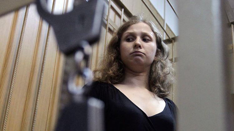 Maria Aljochina wurde 2012 zu zwei Jahren Lagerhaft verurteilt. Nun spricht sie mit n-tv.de über die Proteste vor den Regionalwahlen in Russland.