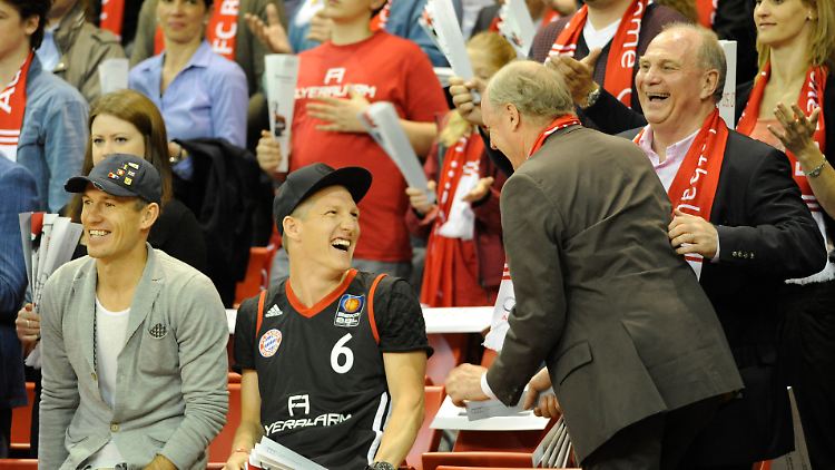 Von ihnen wollen die Basketballer lernen: Uli Hoeness mit seinen Spieler Bastian Schweinsteiger und Arjen Robben.