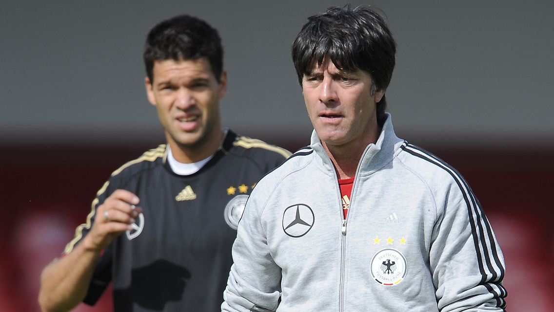Wie halt ich's mit dem Kapitän: Bundestrainer Joachim Löw und Michael Ballack.