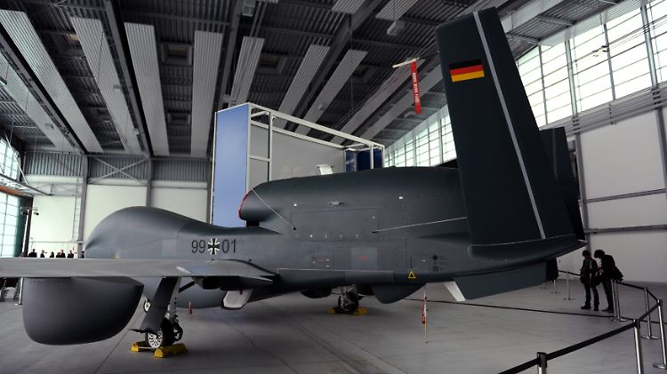 Die Entwicklung der "Euro Hawk"-Drohne gilt als Desaster - doch die Leute, die daran arbeiten, können das nicht nachvollziehen.