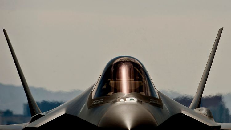 Teure Technik, für den Gegner nahezu unsichtbar: Das Cockpit einer "Lightning II".