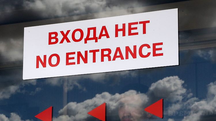 "Kein Eingang" ist auf diesem Schild im Transitbereich des Moskauer Flughafens zu lesen. "Kein Ausgang" passt für Edward Snowden aber besser.