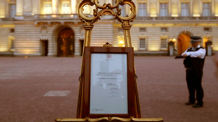 Eine Tafel vorm Buckingham Palace zeigt die Geburt des Babys von Herzogin Kate an. Den Namen hat das Königshaus aber noch nicht verraten.