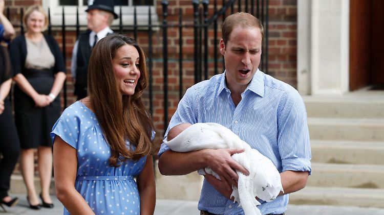 Erstmals präsentieren William und Kate ihren Sohn der Öffentlichkeit - erst hielt Kate ihn, dann der Vater.