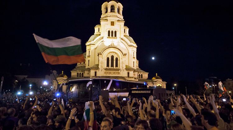 Demonstranten vorm Parlamentsgebäude.