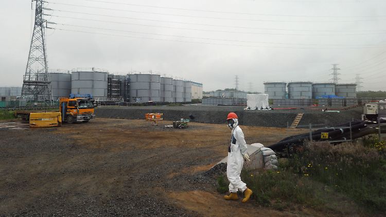 Arbeiter am AKW-Wrack: gefährlicher Job.